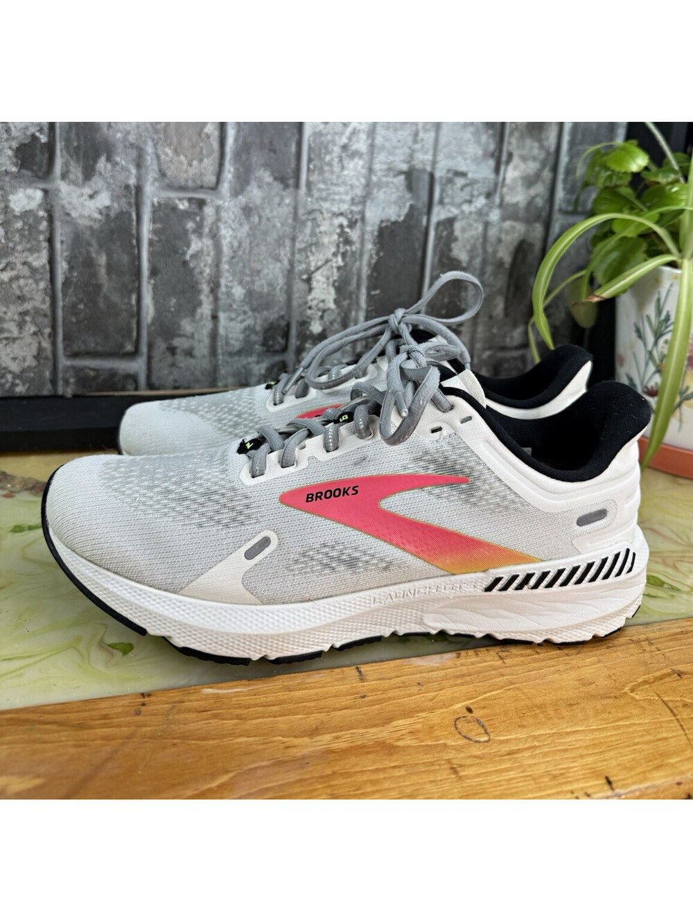 Brooks Glycerin 18 White/Gray Pink Low Top Lace-Up womMen's Running Sneaker